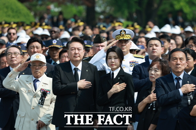 윤석열 대통령과 부인 김건희 여사가 6일 서울 동작구 국립서울현충원에서 열린 제69회 현충일 추념식에서 국기에 대한 경례를 하고 있다. 윤 대통령은 추념사에서 북한의 오물풍선 살포 등 연이은 도발을 비열한 방식이라고 강한 수위로 비판하면서 강력한 힘에 의한 평화를 재차 강조했다. /뉴시스