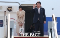  尹, 중앙아 3개국 순방 위해 출국…김건희 여사 '에코백' 들고 동행 