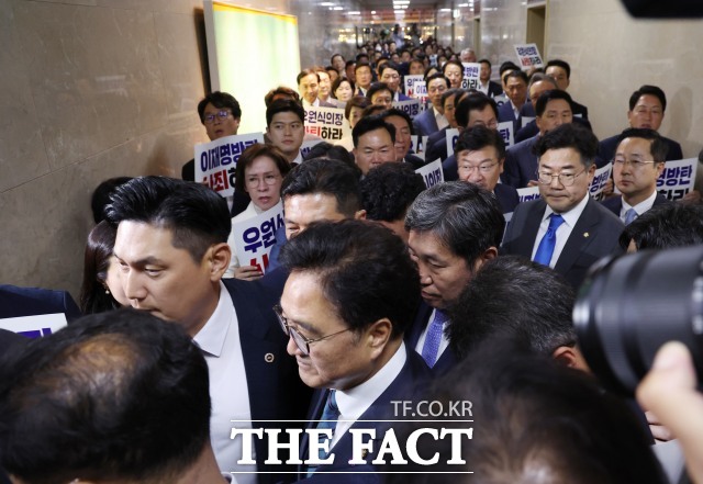 국회는 10일 오후 본회의를 열고 11개 상임위원장 선출안을 의결했다. 국민의힘이 불참한 가운데 민주당과 조국혁신당, 개혁신당 등 야권 주도로 표결이 진행됐다. 우 의장을 향해 항의하는 국민의힘 의원들. /뉴시스