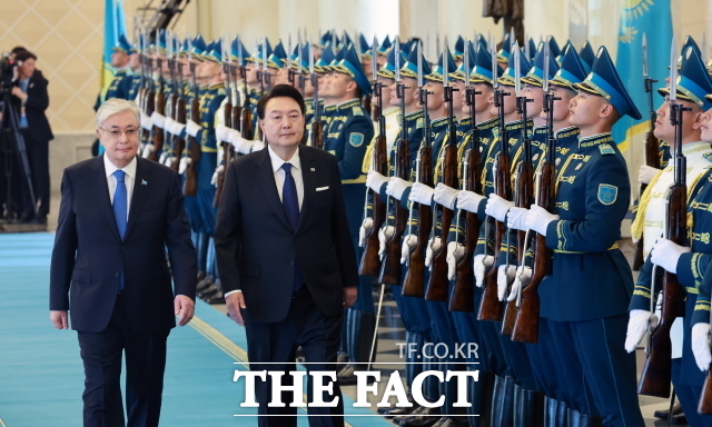 카자흐스탄을 국빈 방문한 윤석열 대통령이 12일(현지시간) 공식환영식에 참석하고 정상회담을 시작했다. 윤 대통령과 카슴-조마르트 토카예프 카자흐스탄 대통령이 아스타나 대통령궁에서 열린 공식환영식에서 의장대를 사열하고 있다. /뉴시스