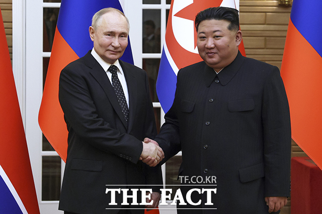 블라디미르 푸틴(왼쪽) 러시아 대통령이 19일 오후 북한 평양에서 김정은 북한 국무위원장과 회담에 앞서 악수하고 있다. /평양=AP. 뉴시스