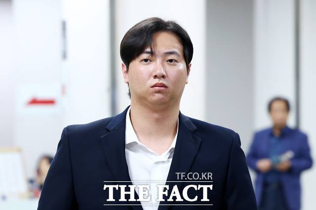 메이저리거 김하성을 협박해 돈을 뜯어낸 혐의를 받는 전직 프로야구 선수 임혜동이 4일 서울 서초구 서울중앙지방법원에서 열린 구속 전 피의자 심문(영장실질심사)에 출석하기 위해 법정으로 향하고 있다. 2024.07.04. /뉴시스