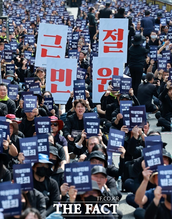 악성민원으로 고통받는 공무원을 보호하기 위해 서울 자치구 곳곳에서 바디캠(웨어러블캠) 등 보호장치가 도입되고 있지만 실효성은 의문이라는 지적이 나온다. 4월 29일 악성 민원 희생자 추모 공무원노동자대회 참석자들이시청역 인근에서 손 피켓을 들고 구호를 외치고 있다. /뉴시스