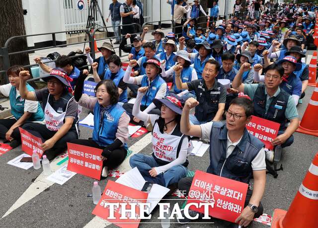 전국공무원노동조합 조합원들이 15일 오후 서울 종로구 정부서울청사 후문 앞에서 공무원임금 정액인상 쟁취! 공무원·교원 생존권 쟁취 공투위 결의대회를 하는 모습./뉴시스