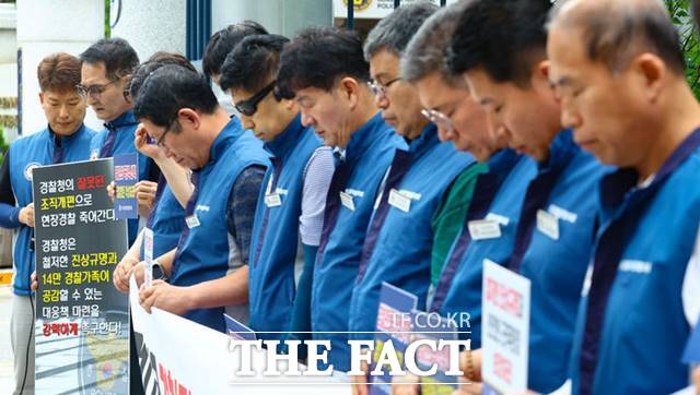 전국경찰직장협의회가 29일 서울 중구 경찰청 앞에서 연이은 경찰관 사망사건 관련 긴급 기자회견에 앞서 숨진 경찰관들을 추모하는 묵념을 하고 있다. /뉴시스