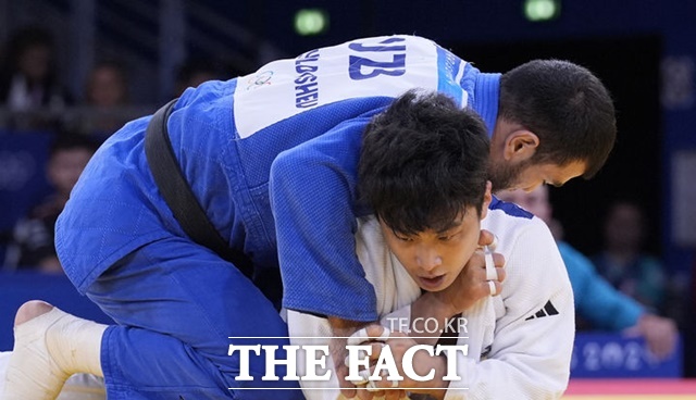 유도 국가대표 안바울이 3일(한국시각) 프랑스 파리 샹 드 마르스 아레나에서 열린 2024 파리올림픽에서 열린 혼성 단체 패자부활전에서 율다셰프 무로존(우즈베키스탄)과 경기를 펼치고 있다. /파리=AP/뉴시스