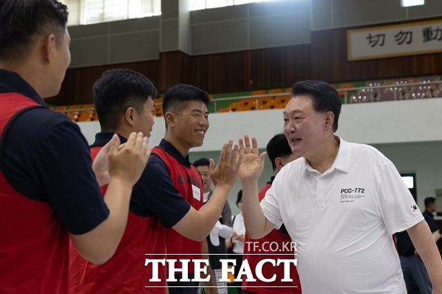 여름 휴가중인 윤석열 대통령이 7일 경남 창원시 해군 진해기지사령부 체육관를 찾아 해군 및 해병대 장병들을 격려하며 하이파이브 하고 있다. /뉴시스