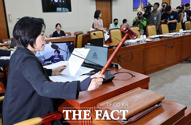 7일 오전 서울 여의도 국회에서 열린 과학기술정보방송통신위원회 전체회의에서 최민희 위원장이 안건을 처리하며 의사봉을 두드리고 있다. /뉴시스