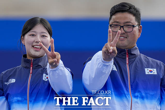 대한민국 선수단이 2024 파리올림픽에서 새로운 역사를 써내며 17일 간의 숨 가쁜 여정에 마침표를 찍었다. 양궁 3관왕에 성공해 선수단 MVP에 등극한 임시현 선수(왼쪽)와 김우진 선수. /파리=AP.뉴시스