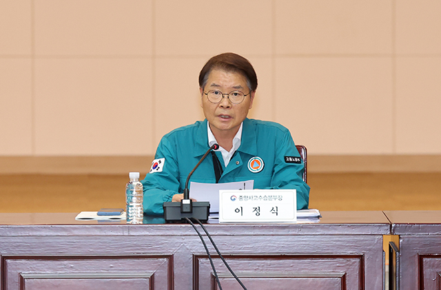 이정식 고용노동부 장관이 13일 오후 서울 종로구 정부서울청사에서 열린 화성 아리셀공장 화재사고 중앙사고수습본부 3차 회의에서 발언하고 있다./뉴시스