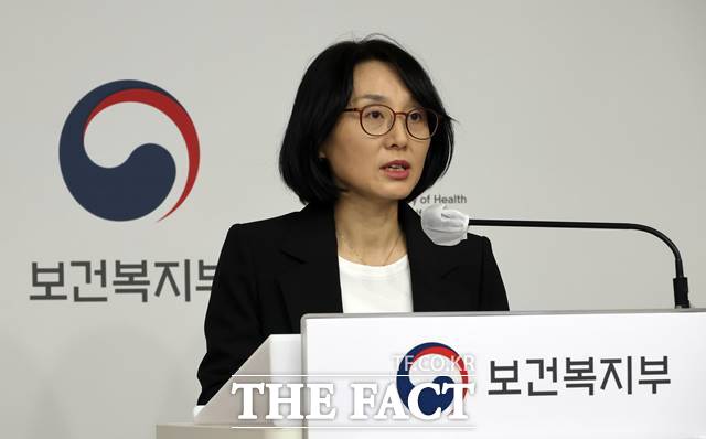 정경실 보건복지부 의료개혁추진단장은 13일 의료개혁 추진상황 브리핑에서 낮게 보상된 영역의 보상 수준을 높이고 높게 보상된 영역의 보상 수준은 낮추는 전면 혁신을 추진한다며 상급종합병원과 종합병원에서 주로 이뤄지는 중증 수술로서 보상 수준이 낮은 1000여개의 중증 수술을 선별해 (수가를) 인상하는 방안을 검토 중이라고 밝혔다. /뉴시스