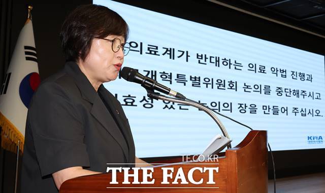 최안나 대한의사협회 대변인이 20일 서울 용산구 의협회관에서 열린 일일 브리핑에서 최민호 세종시장이 실제와 다른 연봉 문제를 의도적으로 운운하며 이 시간에도 사력을 다해 응급실을 지키고 있는 의사들을 모욕했다고 말했다. /뉴시스