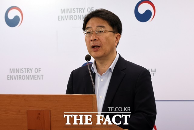 이영석 환경부 기후변화정책관이 3일 세종시 정부세종청사에서 온실가스 배출권거래제의 실효성을 높인 온실가스 배출권의 할당 및 거래에 관한 법률 시행령 개정안을 오는 10월 14일까지 40일간 입법예고 한다고 밝히고 있다. /뉴시스