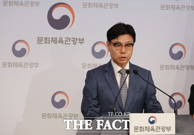 이정우 문화체육관광부 체육국장이 10일 오전 서울 종로구 정부서울청사 별관에서 대한배드민턴협회 조사 관련 중간 브리핑을 하고 있다. 이정우 체육국장은 파리올림픽 직후부터 조사단을 구성, 대한배드민턴협회를 조사하고 있다며 조사는 제도 개선, 국가대표 관리, 보조사업 점검 및 협회 운영실태 점검으로 진행되고 있다고 밝혔다./뉴시스