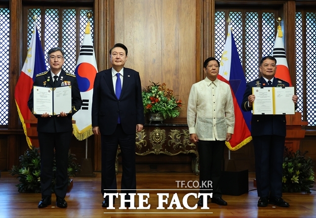 윤석열 대통령과 페르디난드 마르코스 주니어 필리핀 대통령이 7일(현지시간) 필리핀 말라카냥 궁에서 열린 한-필리핀 해양협력 양해각서(MOU) 교환식에 임석하고 있다. /뉴시스