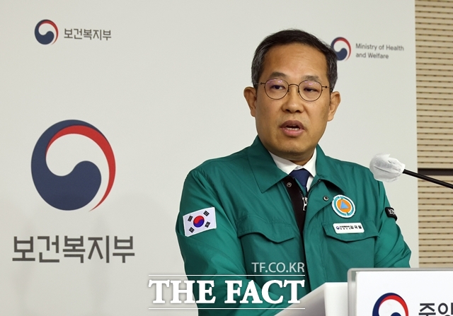 김국일 보건복지부 보건의료정책관은 10일 의사 집단행동 중앙재난안전대책본부 브리핑에서 현재까지 인력수급추계위원회 참여 의사를 밝힌 곳이 몇 곳이냐는 취재진의 질문에 오는 18일까지 위원을 위촉하도록 하고 있다면서도 지금 의료계 외 다른 수요자 단체나 연구기관에서 3명 정도 (위원을) 추천한 것으로 안다고 답했다. /뉴시스