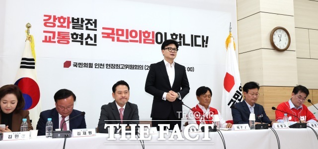 한동훈 국민의힘 대표가 연일 김건희 여사에 대한 대응 수위를 높여가고 있다. 한 대표가 10일 오전 인천 강화군 강화읍 강화문화원에서 열린 현장 최고위원회의에서 발언하고 있는 모습. /뉴시스