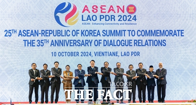 윤석열 대통령이 10일 오전(현지시간) 라오스 비엔티안에서 열린 한-아세안(ASEAN·동남아시아국가연합) 정상회의에서 참석 정상들과 기념촬영을 하고 있다. /뉴시스
