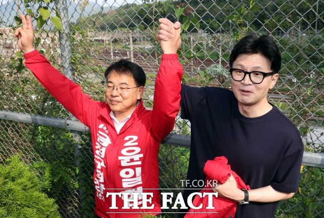 한동훈 국민의힘 대표가 거듭 대통령실 내 김건희 여사 라인 정리를 요구했다. 사진은 한 대표가 12일 부산 금정구 도시철도 1호선 노포역을 출발해 온천장역까지 약 4시간 동안 도보로 이동하며 시민들에게 윤일현 금정구청장 보궐선거 후보의 지지를 호소하고 있는 모습. /뉴시스