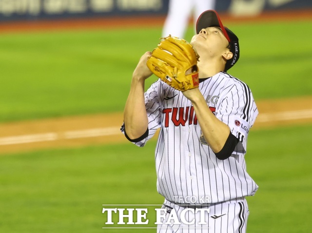 17일 서울 송파구 잠실야구장에서 열린 2024 KBO 포스트시즌 플레이오프 3차전 삼성 라이온즈와 LG 트윈스의 경기, 5회 초를 무실점으로 마친 LG 선발투수 임찬규가 안도하고 있다./잠실=뉴시스