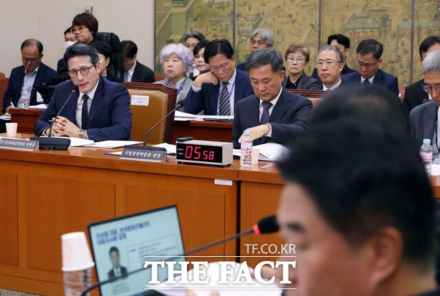 정병국 한국문화예술위원장이 18일 서울 여의도 국회에서 열린 문화체육관광위원회의 국립중앙박물관 등 국정감사에서 의원 질의에 답하고 있다. /뉴시스