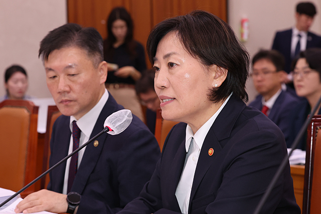 송미령 농림축산식품부 장관이 지난 7일 서울 여의도 국회에서 열린 농림축산식품해양수산위원회 국정감사에서 의원들의 질의에 답하고 있다./뉴시스