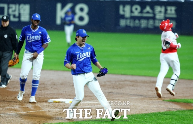 21일 광주 북구 광주-기아챔피언스필드에서 열린 2024 KBO 포스트시즌 한국시리즈 1차전 삼성 라이온즈와 KIA 타이거즈의 경기에서 4회말 2사 1, 2루 삼성 선발 원태인이 KIA 최원준을 직접 1루에서 포스아웃 시킨 뒤 기뻐하고 있다. 광주=뉴시스