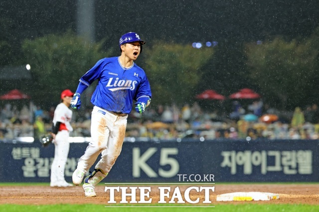 21일 광주 북구 광주-기아챔피언스필드에서 열린 2024 KBO 포스트시즌 한국시리즈 1차전 삼성 라이온즈와 KIA 타이거즈의 경기, 6회초 삼성 선두타자 김헌곤이 선제 솔로홈런을 치고 베이스를 돌며 포효하고 있다./광주=뉴시스