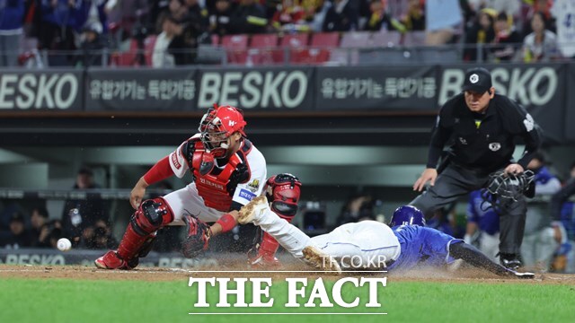 23일 광주-기아챔피언스필드에서 열린 2024 KBO 포스트시즌 한국시리즈 2차전 삼성 라이온즈와 KIA 타이거즈의 경기, 6회초 1사 1,2루 삼성 김현준 안타 때 2루주자 류지혁이 홈슬라이딩 득점하고 있다./광주=뉴시스