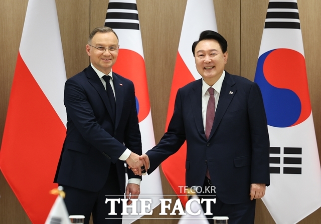 윤석열 대통령이 24일 서울 용산 대통령실에서 국빈방한한 안제이 두다 폴란드 대통령과 확대정상회담에 앞서 기념촬영을 하고 있다. /뉴시스