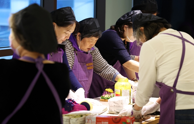 10·29 이태원 참사 유가족협의회와 시민대책회의는 25일 오전 11시 서울 서대문구 모 카페에 보라빛 하루라는 이름의 일일카페를 열었다. /뉴시스