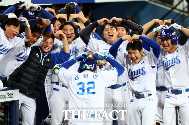 대구 홈으로 돌아와 기력을 회복한 삼성 선수들이 25일 KIA와 한국시리즈 3차전 7회 김헌곤의 홈런 세리머니를 더그아웃에서 함께 펼치고 있다./대구=뉴시스