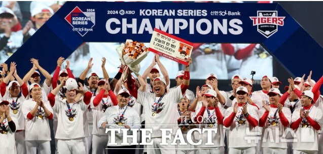 28일 광주-기아챔피언스필드에서 2024 KBO 포스트시즌 한국시리즈 4승 1패의 기록으로 통합 우승을 차지한 KIA 타이거즈 선수들이 우승 메달을 목에 걸고 환호하고 있다./광주=뉴시스