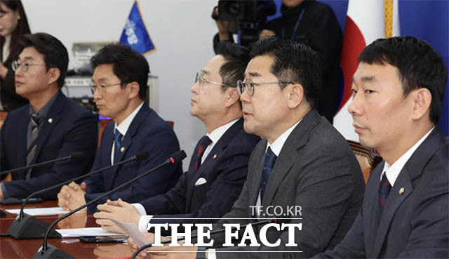 박찬대 더불어민주당 원내대표가 31일 오전 서울 여의도 국회에서 열린 긴급 기자회견에서 김영선 전 국민의힘 의원 공천 관련 윤석열 대통령과 명태균씨의 녹취파일을 공개하고 있다. / 뉴시스