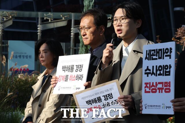 인천세관 마약 수사 외압 의혹을 폭로한 서울 영등포경찰서 전 형사과장 백해룡 경정의 법률대리인인 이창민 변호사가 6일 오전 서울 서초구 서울행정법원 앞에서 열린 백해룡 경정 경고 처분 취소소송 기자브리핑에서 발언하고 있다. /뉴시스