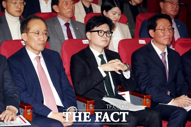한동훈 국민의힘 대표가 11일 임기 반환점을 돈 윤석열 정부의 전반기를 되돌아보며 우리는 선동과 범죄 세력을 막아야 할 역사적 의무를 같이 나눈 사람들이라며 그러기 위해서는 반드시 정권이 재창출돼야 한다고 밝혔다. 사진은 한동훈 국민의힘 대표가 이날 오후 서울 여의도 국회 의원회관 소회의실에서 열린 국민의힘-윤석열 정부 합동 전반기 국정성과 보고 및 향후 과제 토론회에서 윤석열 정부 성과 관련 영상을 보고 있는 모습. 앞줄 왼쪽부터 추경호 원내대표, 한 대표, 김상훈 정책위의장./뉴시스