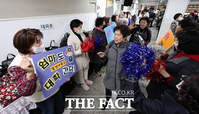 2025학년도 대학수학능력시험을 이틀 앞둔 12일 서울 마포구 일성여자중고등학교에서 열린 수능 합격 기원 떡 전달식에 앞서 만학도들이 후배들의 응원을 받으며 입장하고 있다. /뉴시스