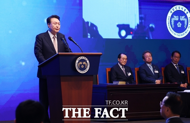 윤석열 대통령이 양극화 타개로 국민 모두가 국가 발전에 동참하도록 할 것이라고 말했다. 윤 대통령이 22일 오전 서울 중구 신라호텔에서 열린 제56회 국가조찬기도회에 참석해 인사말을 하고 있다. /뉴시스