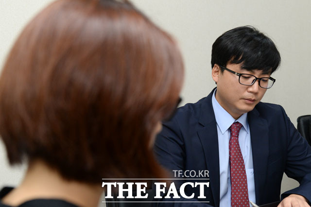 배우 이진욱 고소녀 A씨-법무법인 다한 정지영 변호사(오른쪽). 배우 이진욱을 성폭행 혐의로 고소한 A 씨는 4일 <더팩트>와 인터뷰에서 (무고를) 자백한 적이 없다고 밝혔다. /남용희 인턴기자