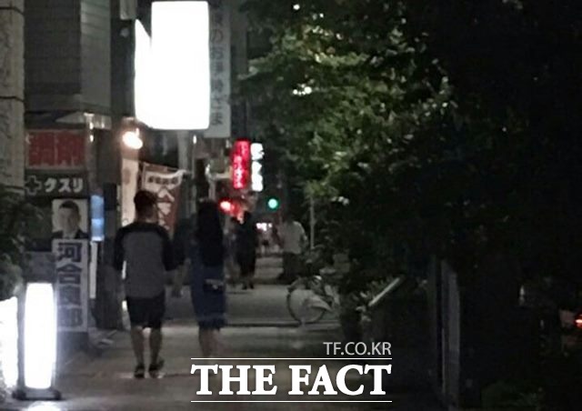 최자 설리 일본 데이트. 최자(왼쪽)와 설리가 일본 데이트 장소로 유명한 거리를 거닐고 있다. /독자 제공