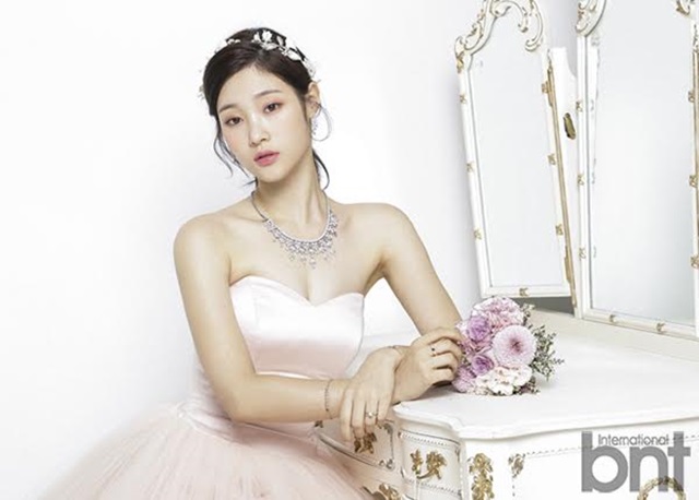 청순+매혹적 매력을 뽐낸 정채연. 정채연은 화보를 통해 청순하면서도 매혹적인 두 이미지를 모두 소화해냈다. /라뮈샤 제공