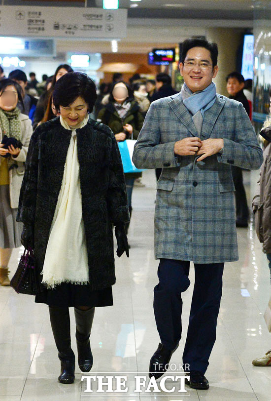 이재용 삼성전자 부회장(오른쪽)은 지난해 12월 27일 어머니 홍라희 삼성미술관 라움 관장과 함께 예술의전당을 찾아 딸의 공연을 관람한 바 있다. /예술의 전당=남윤호 기자