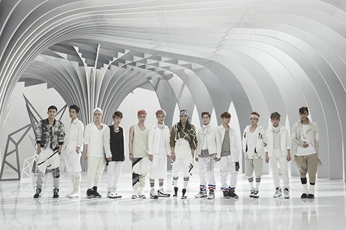 크리스, 찬열, 세훈, 디오, 레이, 루한, 카이, 수호, 첸, 시우민, 백현, 타오(왼쪽부터). 열두 멤버는 친구이자 형제 같은 매력을 인터뷰 내내 발산했다.