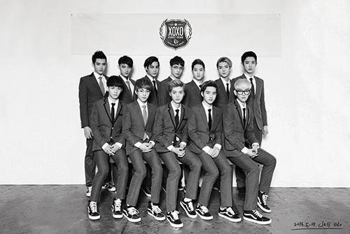 지난해 마마로 데뷔한 12인조 보이그룹 엑소(EXO)의 크리스, 타오, 카이, 레이, 수호, 세훈, 찬열, 백현, 디오, 루한, 시우민, 첸(뒷줄 왼쪽부터 시계방향으로). 엑소는 지난 6월부터 늑대와 미녀, 으르렁으로 연이어 대박 홈런을 치고 있다.