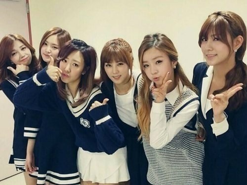 손나은(왼쪽에서 두 번째)이 막내 오하영(맨 오른쪽)의 미모가 팀 내 1위라고 말했다. / 에이핑크 공식 트위터