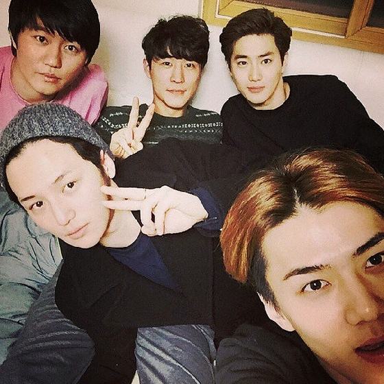 엑소 수호와 세훈이 변요한과 지인들과 셀프 카메라를 찍고 있다./ 변요한 인스타그램 출처
