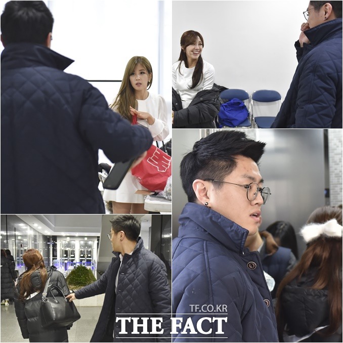 얘들아 쇼 챔피언 리허설 참 잘했어! 에이핑크 매니저 양현규 씨(왼쪽)가 멤버들을 챙기고 있다. /일산=최진석 기자