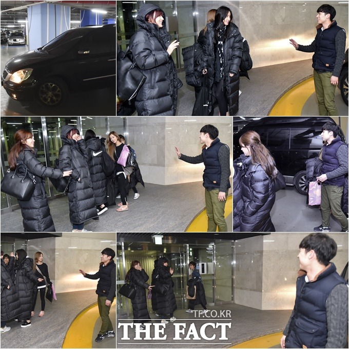 매니저 오빠, 오늘도 수고 많았어요! 에이핑크가 매니저 박현규 씨(오른쪽 맨 아래)와 퇴근 인사를 나누고 있다. /최진석 기자