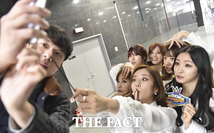 매니저는 셀카봉으로 변신. 멤버들은 엽기 에이핑크로 변신! 에이핑크 멤버들이 매니저 박현수 씨(왼쪽)의 도움을 받아 단체 셀카 사진을 찍고 있다. /일산=최진석 기자