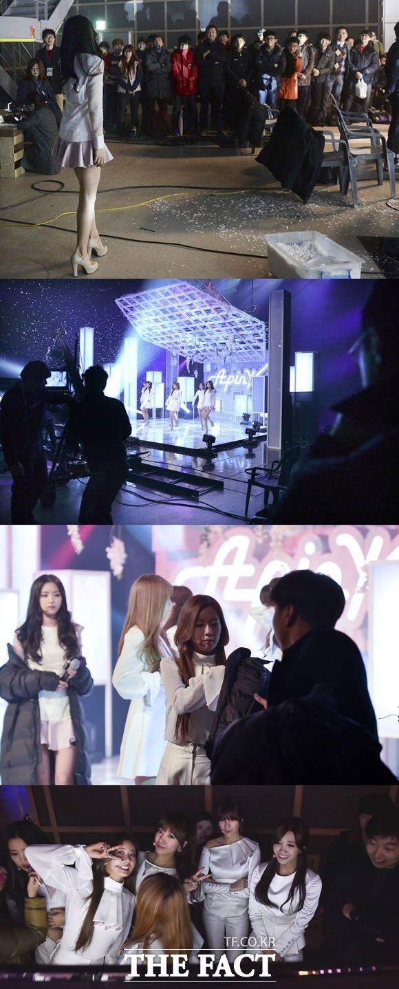 사전 녹화도 꼼꼼히, 팬들 고맙습니다 에이핑크와 매니저들은 사전 녹화에도 무대를 보러와 준 팬들을 위해 최선을 다한다. /일산=최진석 기자